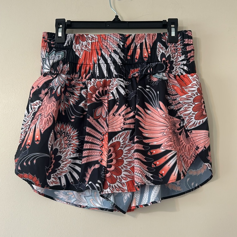 TCEC Black Floral Workout Shorts Size Large Tropical Athletic